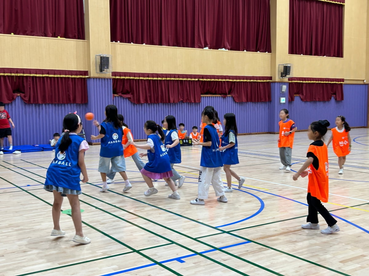 韦尔顿横传中路，坂本一彩包抄破门，大阪钢巴1-0广岛三箭